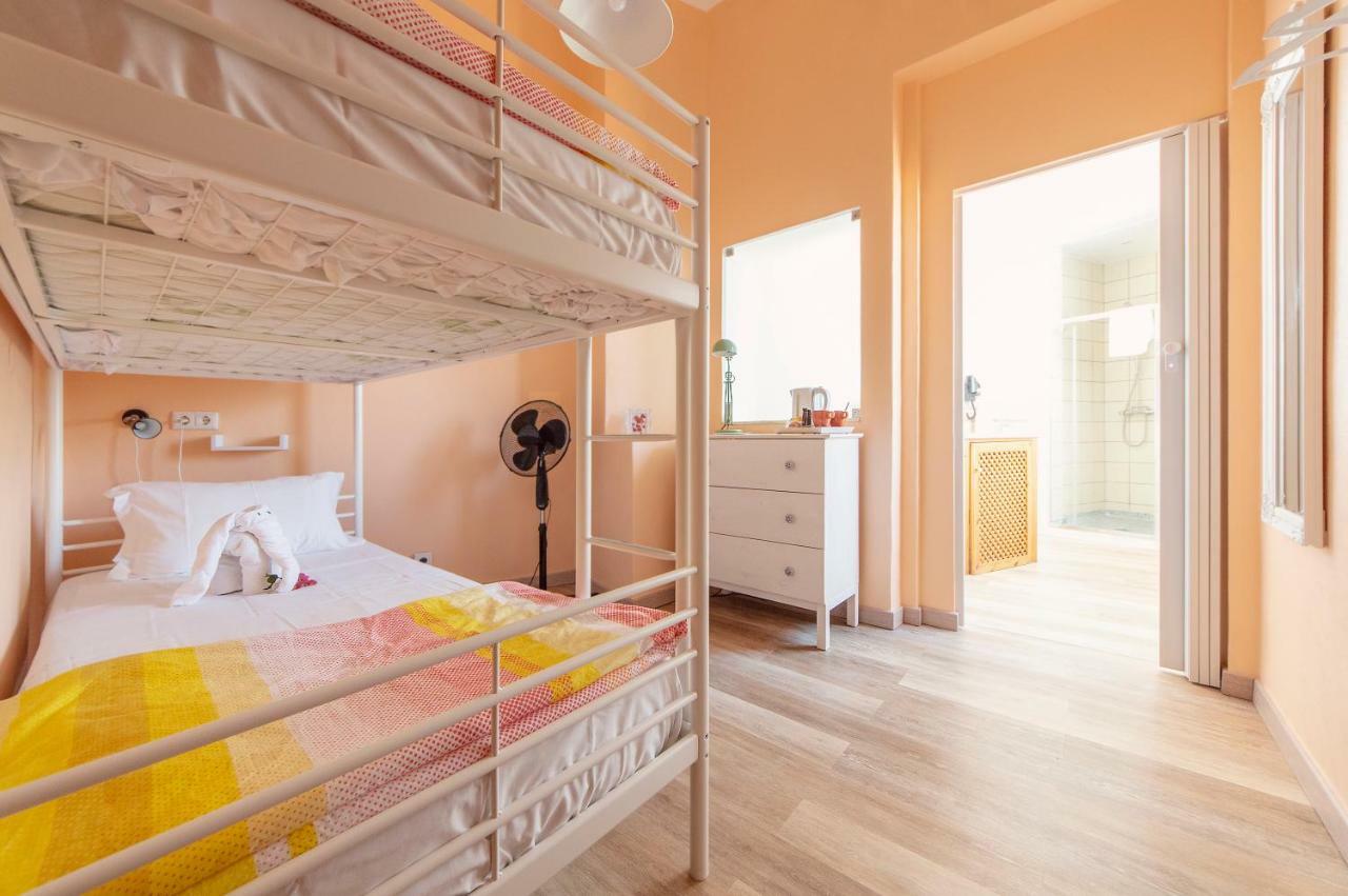 Tweepersoonskamer met 2 Aparte Bedden en Eigen Badkamer