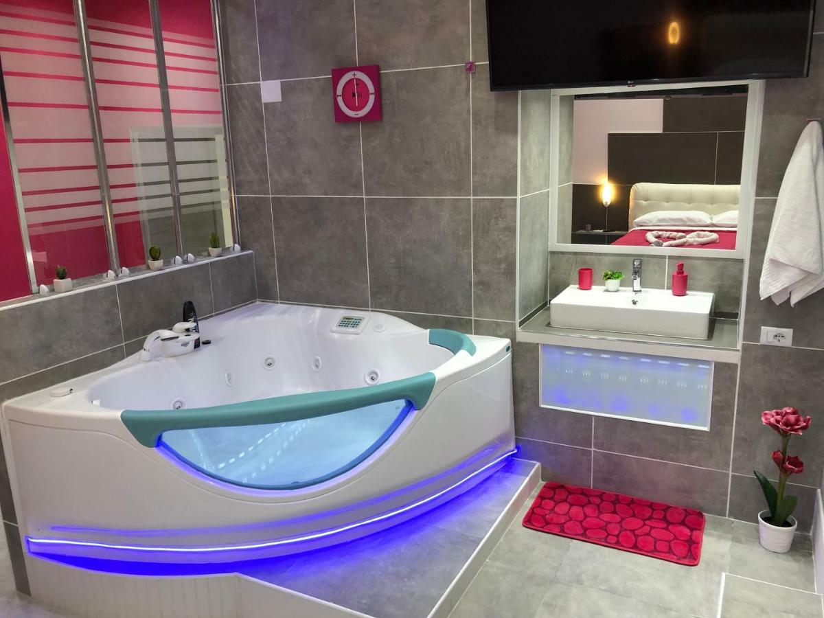 Suite Hot Tub,869645405:JPEG