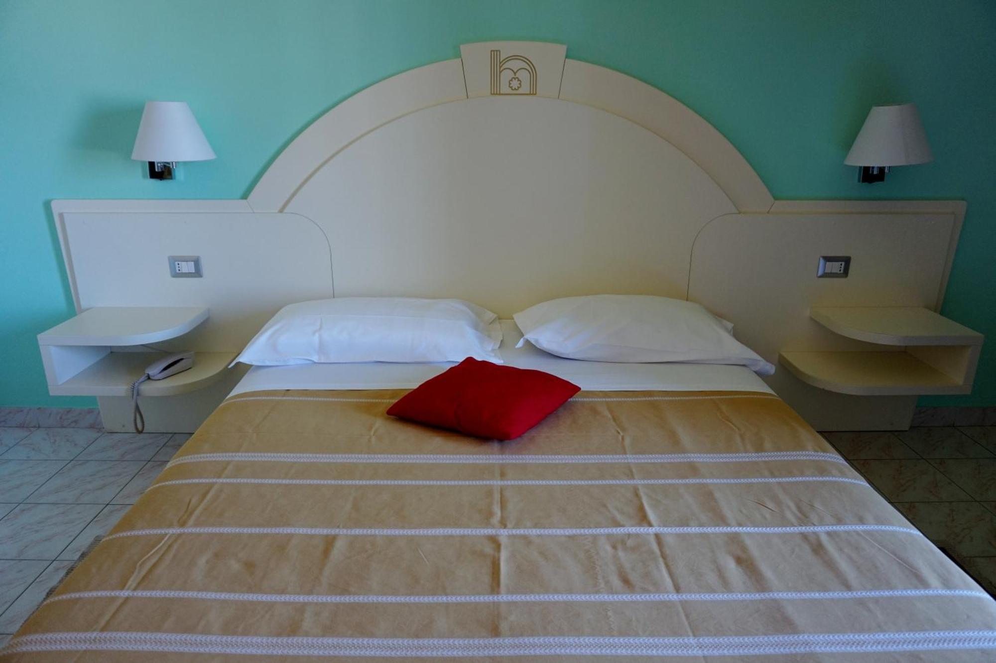 Standard Double or Twin Room,266517337:JPEG