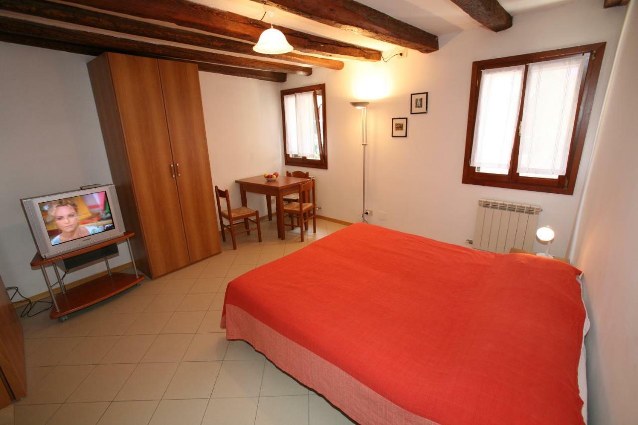 One-Bedroom Apartment,1135599710:JPEG