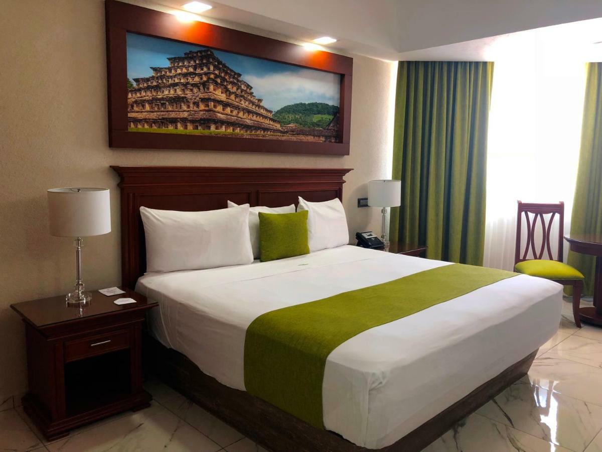 Habitación con cama extragrande.