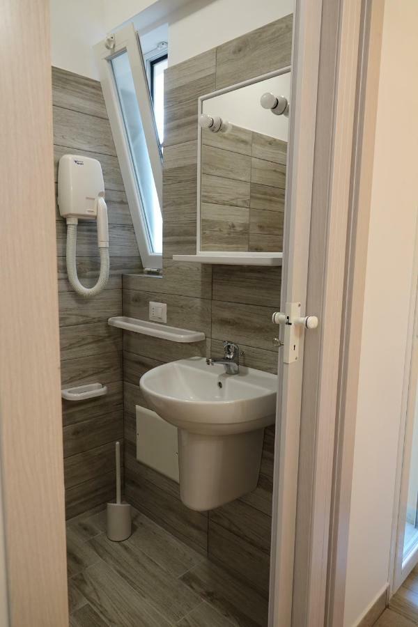 Small Twin Room,895573408:JPEG
