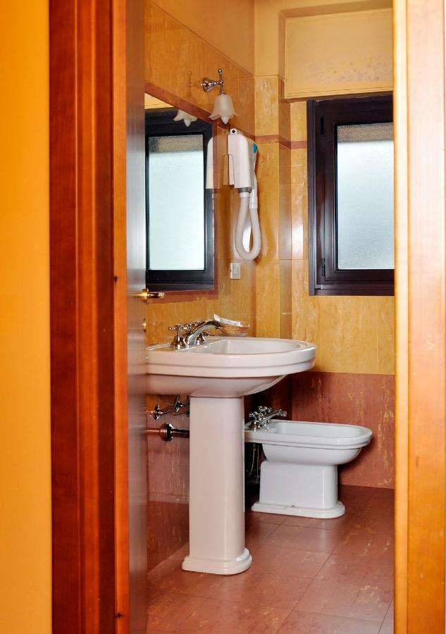 Standard Double or Twin Room,924761551:JPEG