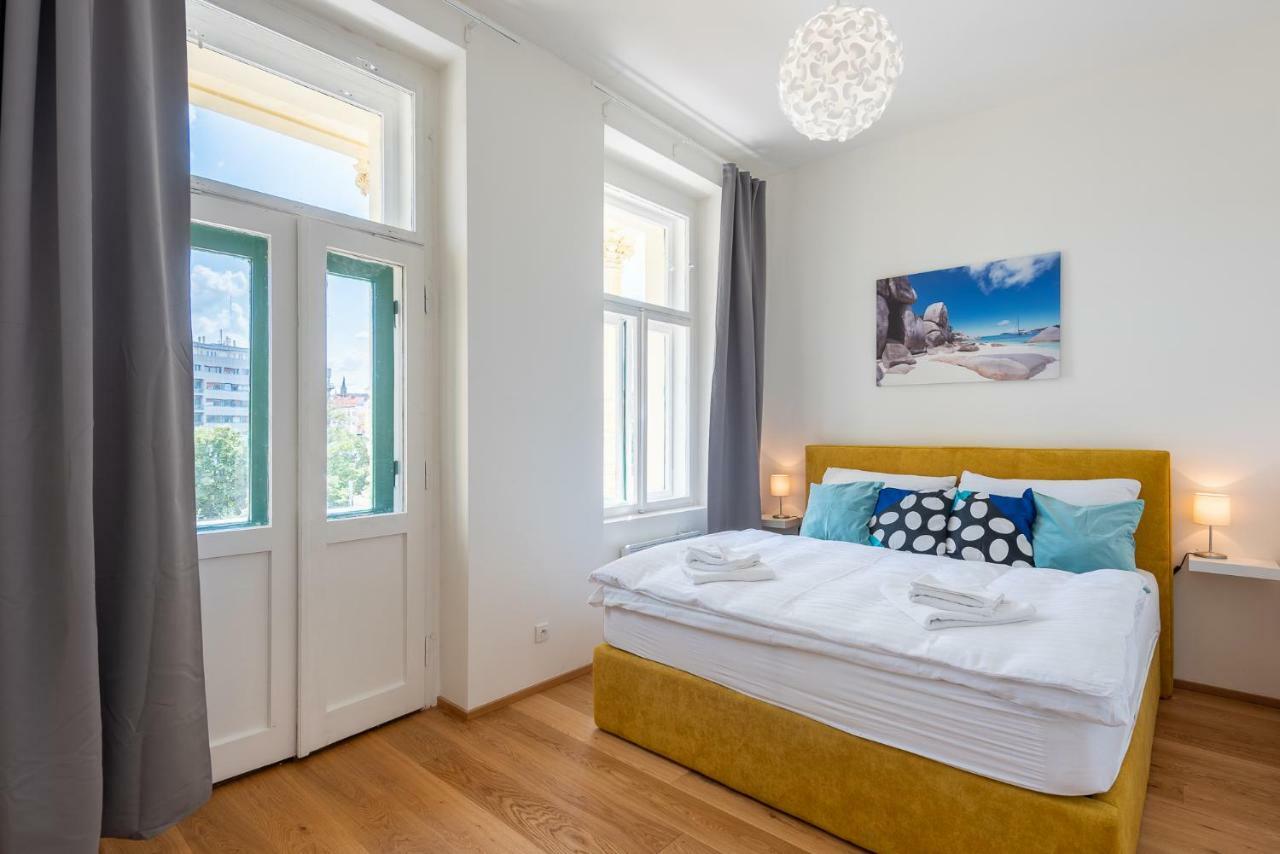 One-Bedroom Apartment Balcony,885652420:JPEG
