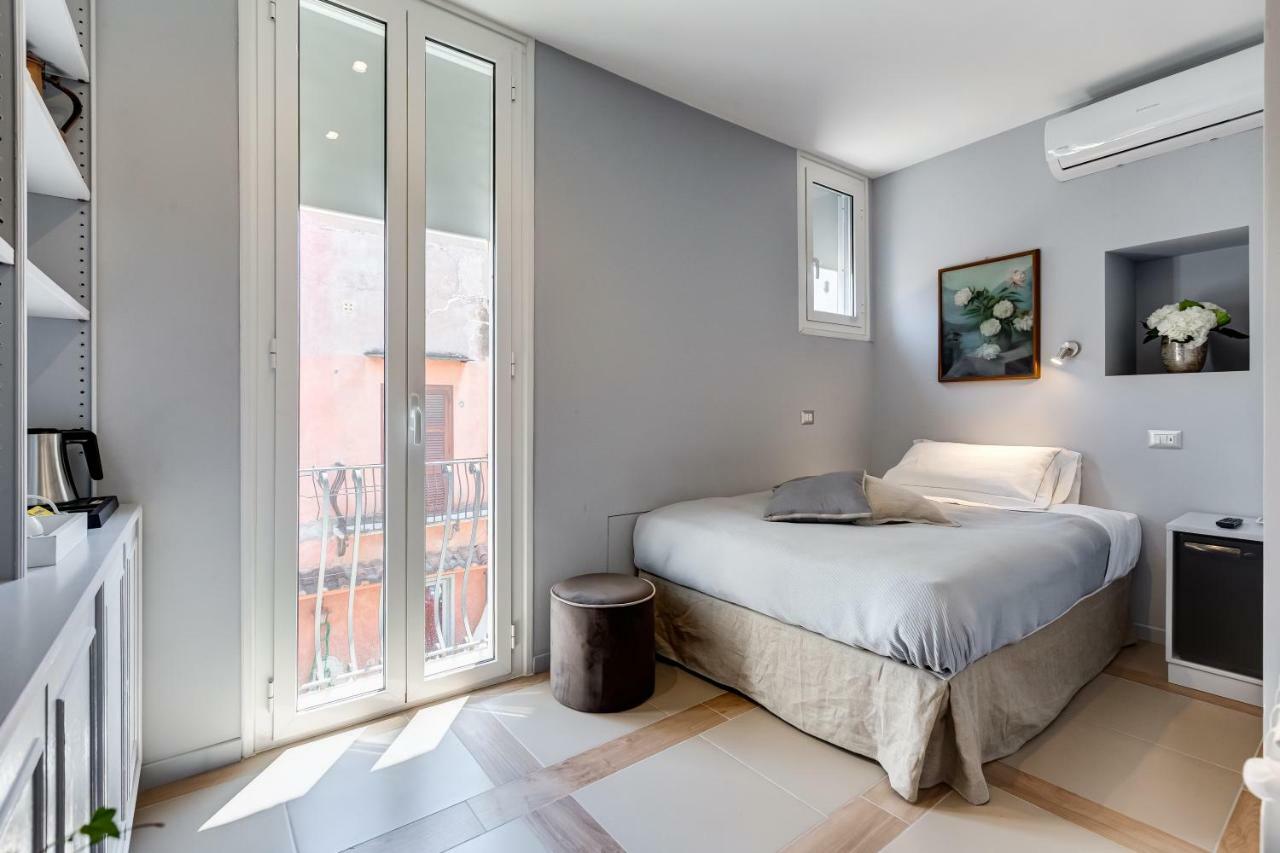 Small Double Room,889806268:JPEG