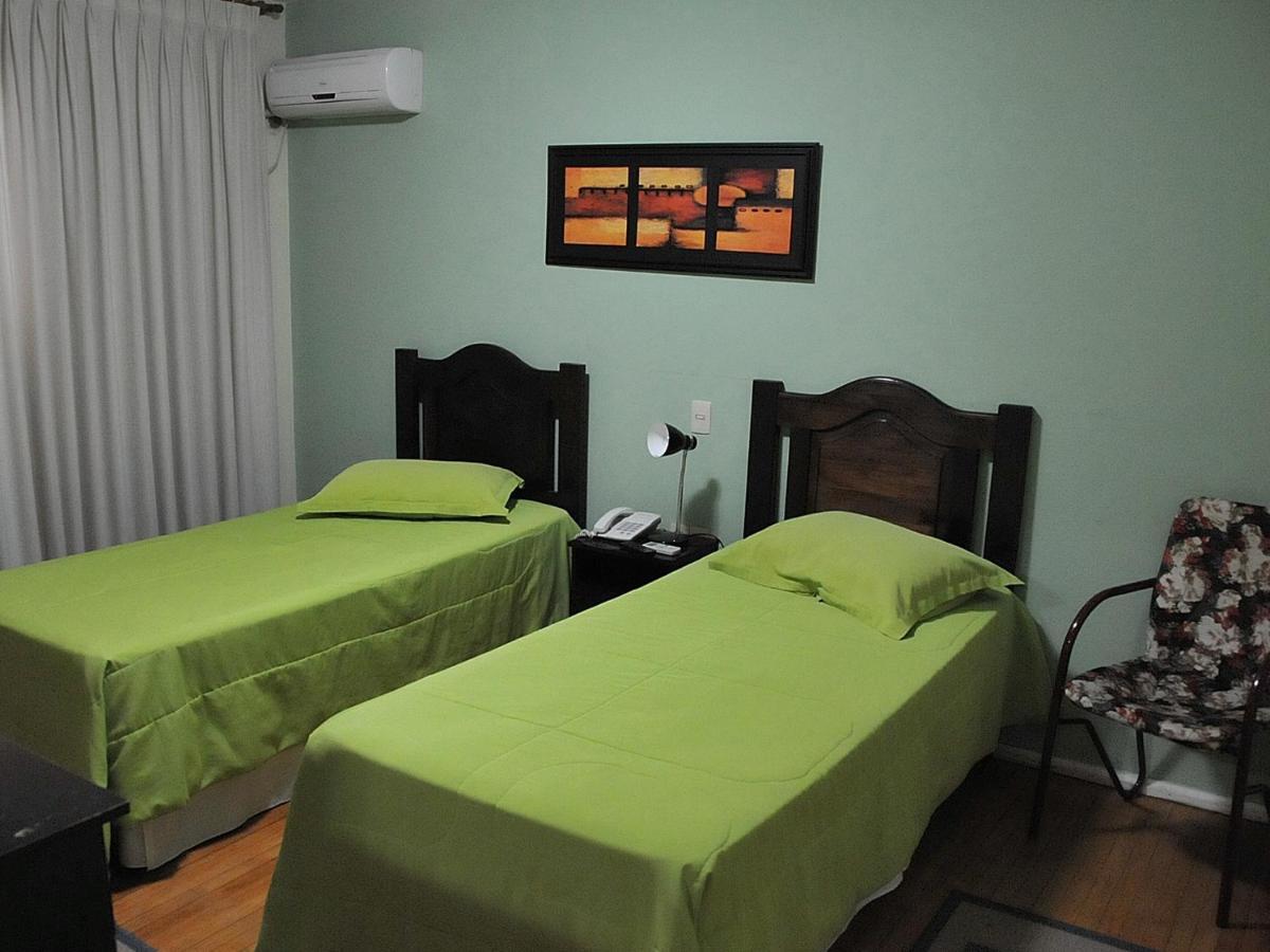 Quarto com 2 Camas de Solteiro