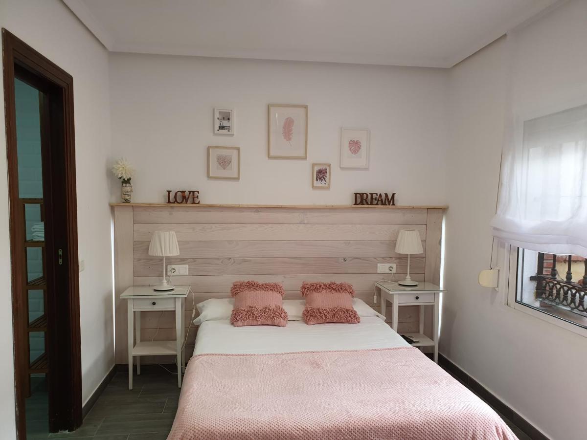 Habitación con cama grande