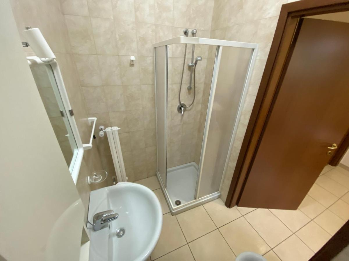 Single Room Private Bathroom,934053280:JPEG