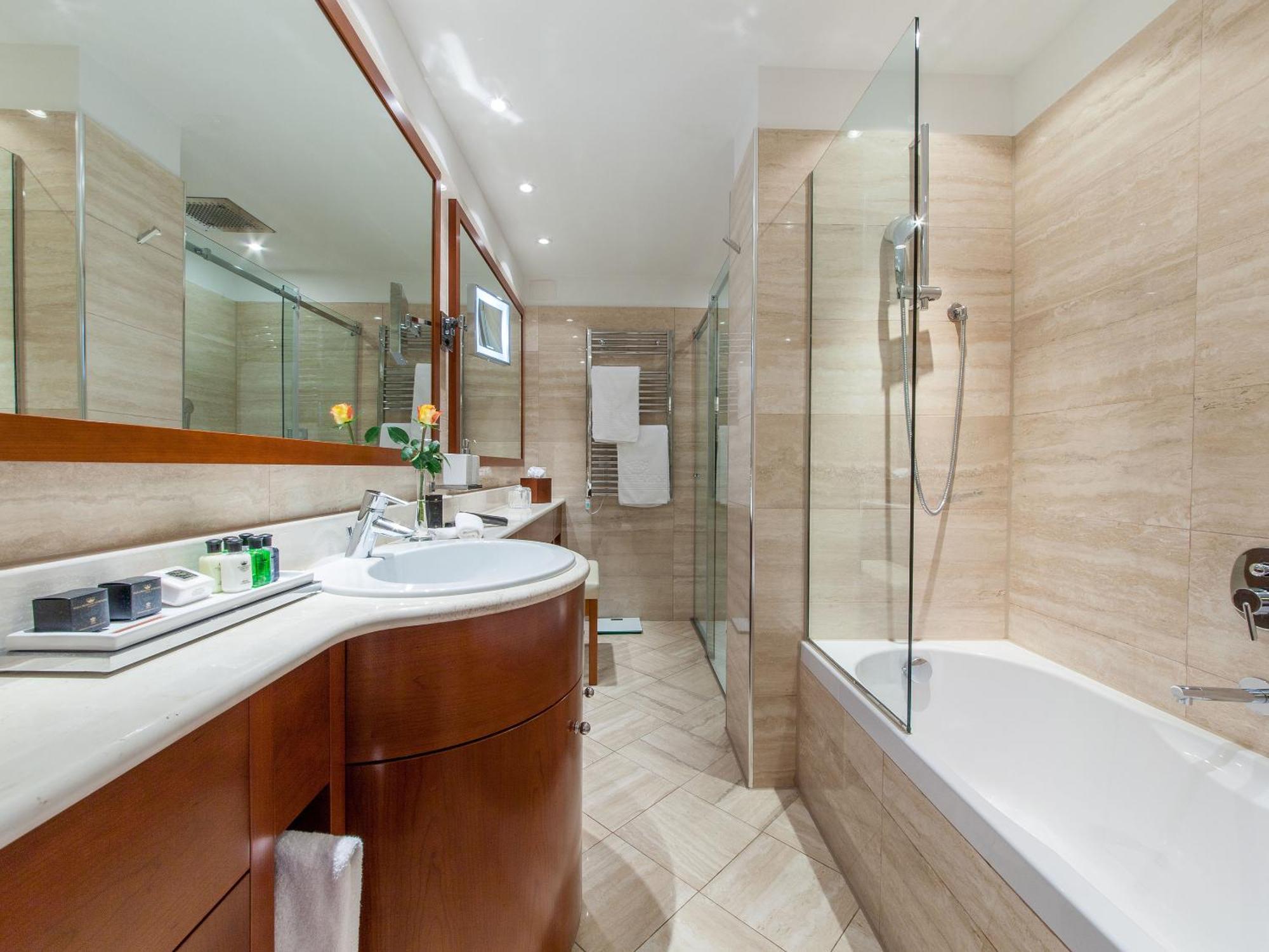 Signature Lake Suite Balcony Private Spa Access,938700565:JPEG