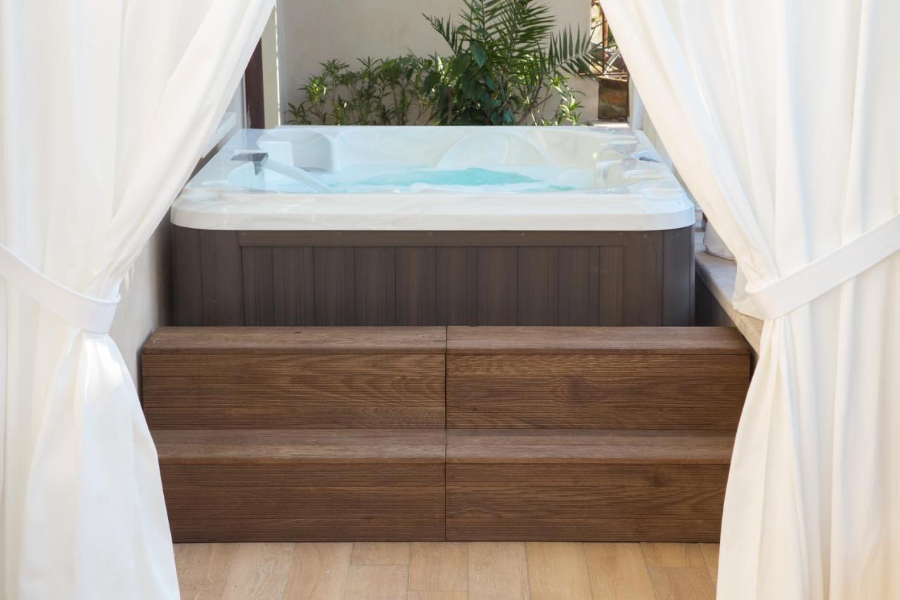 Suite Hot Tub,1645018793:JPEG