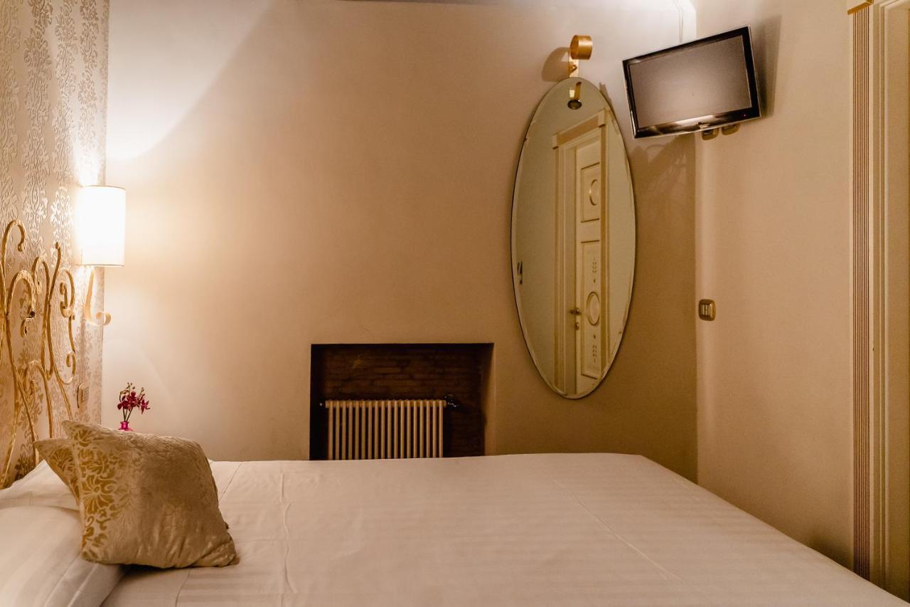 Small Double Room,943339885:JPEG