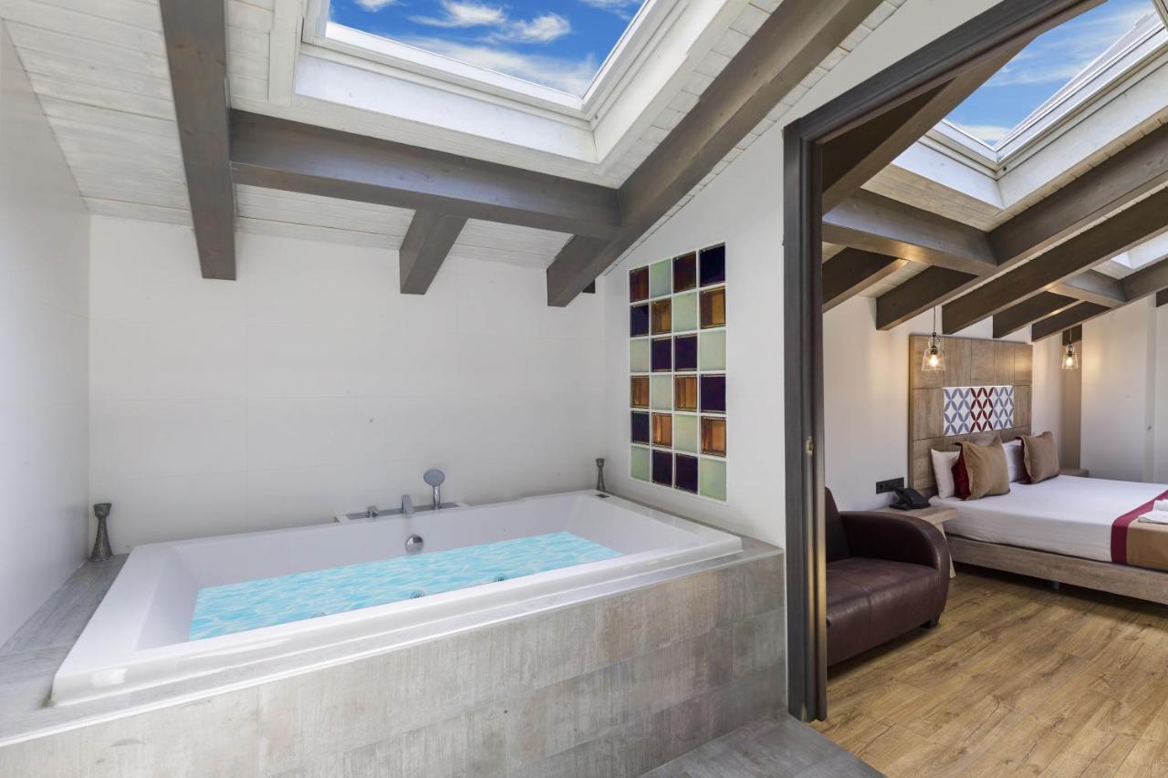 Double Room Spa Bath,140229792:JPEG