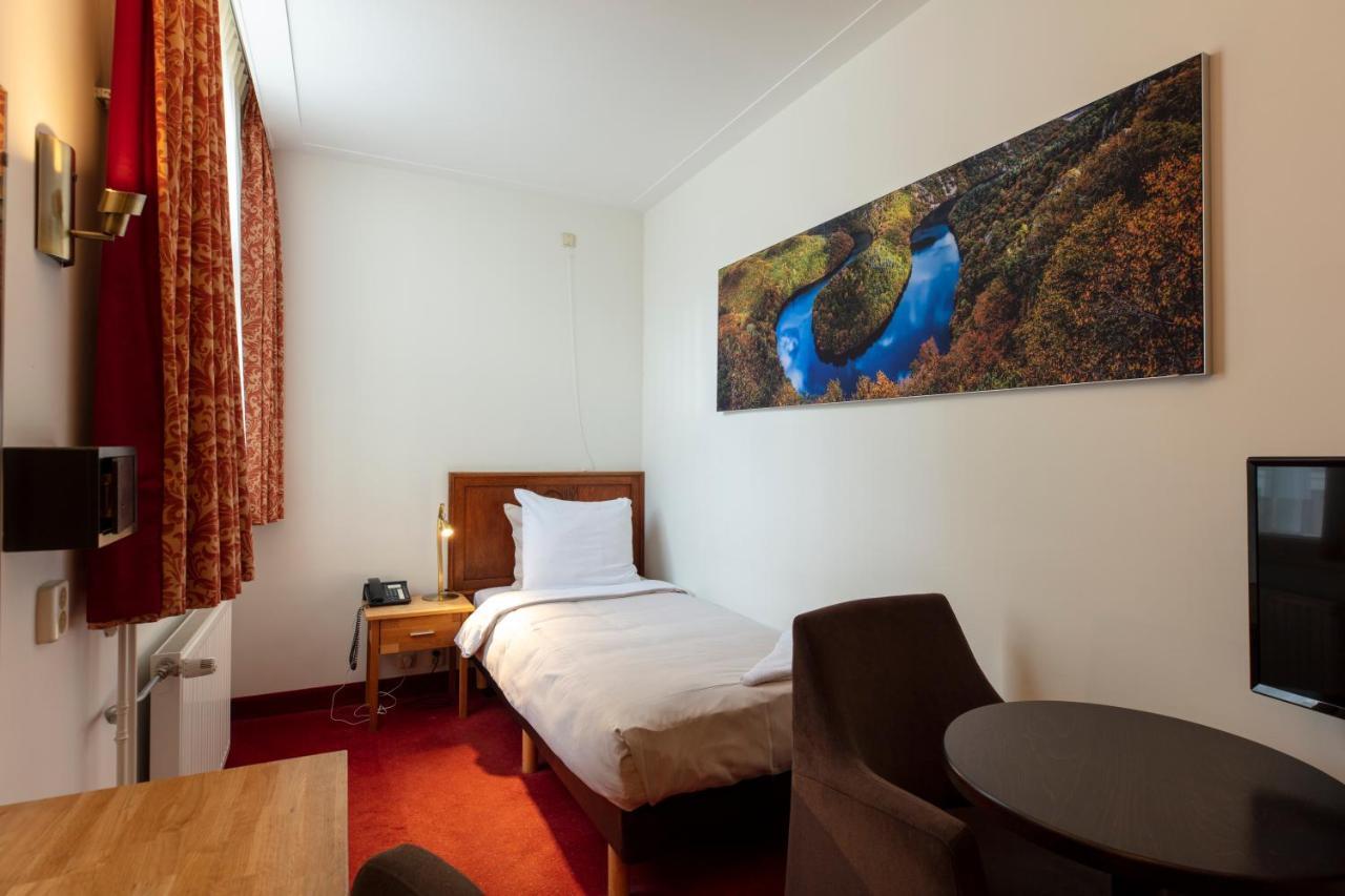 Single Room,688050840:JPEG