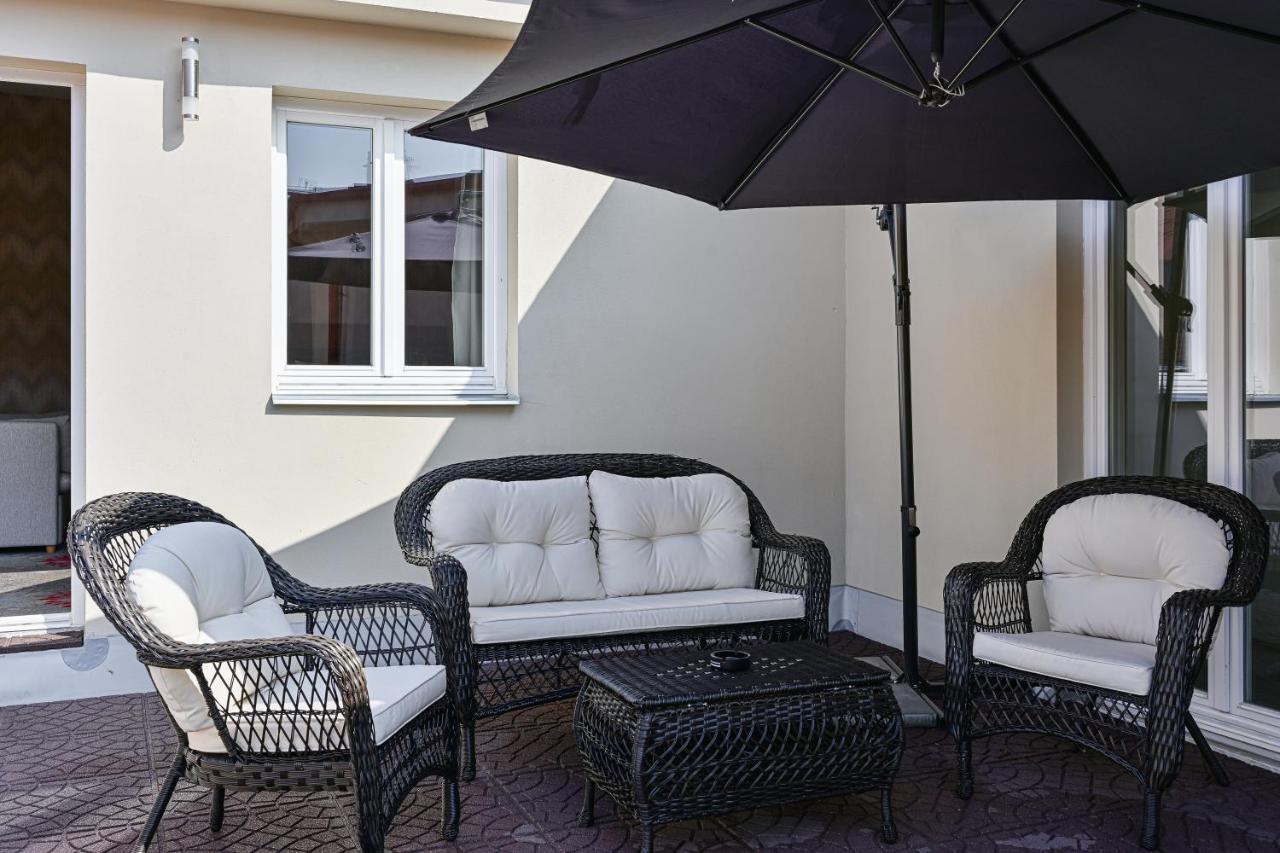 Family Room with Terrace,943638247:JPEG