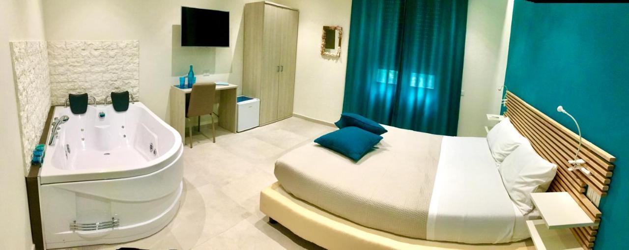 Deluxe Double or Twin Room Spa Bath,942488740:JPEG