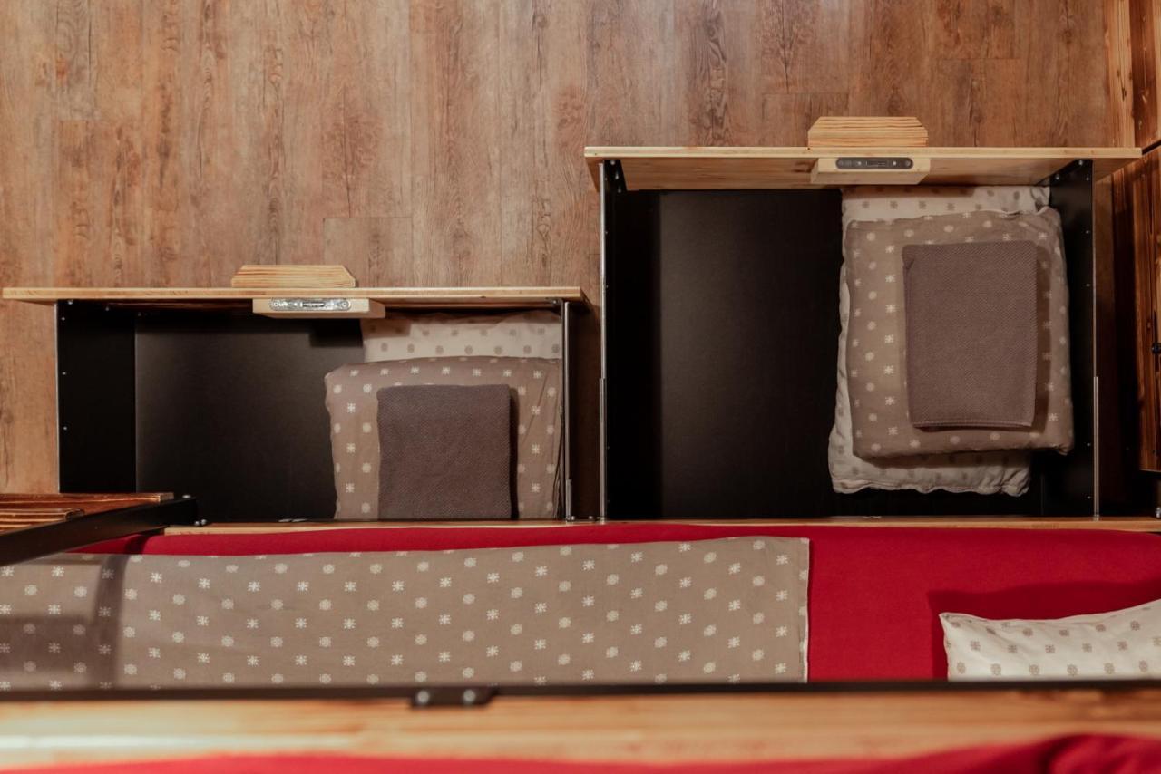 Letto a Castello in Dormitorio Misto con 8 Letti