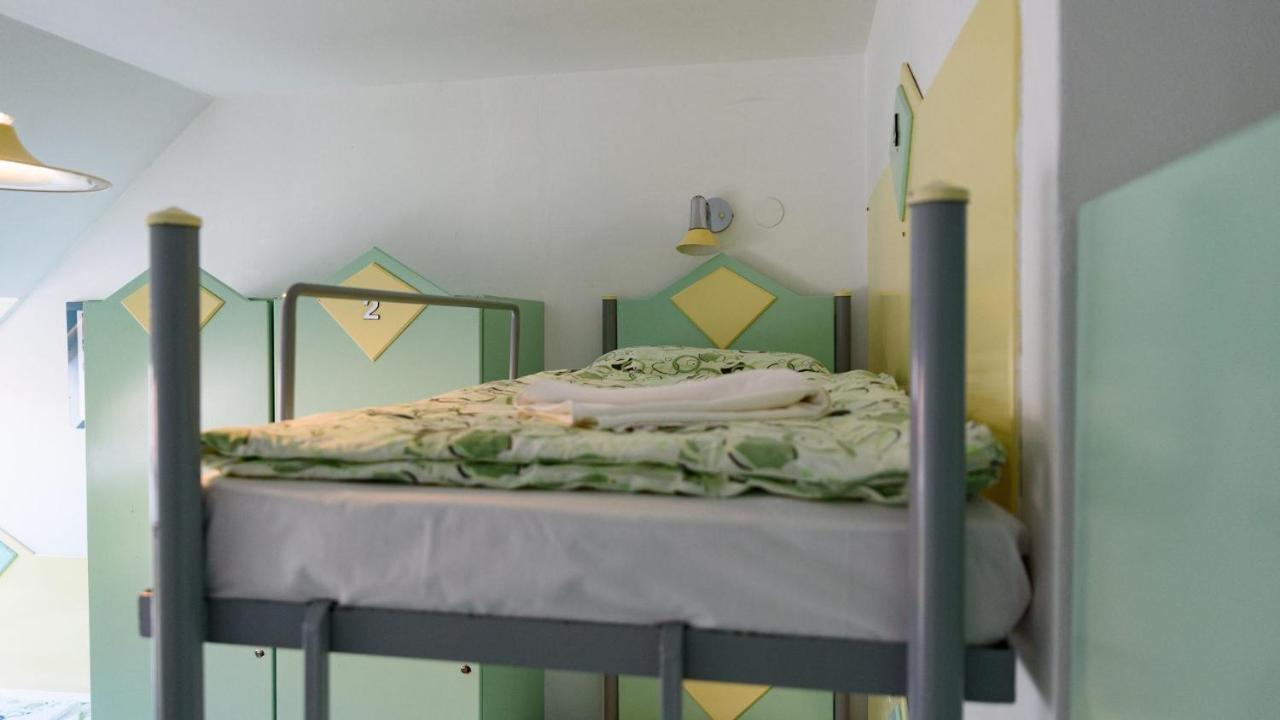 Cama en habitación femenina compartida de 4 camas
