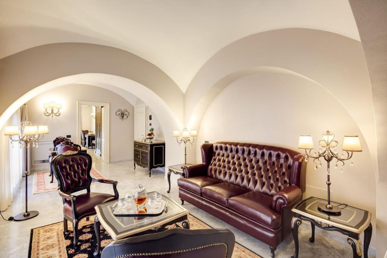 Executive Suite,965600566:JPEG