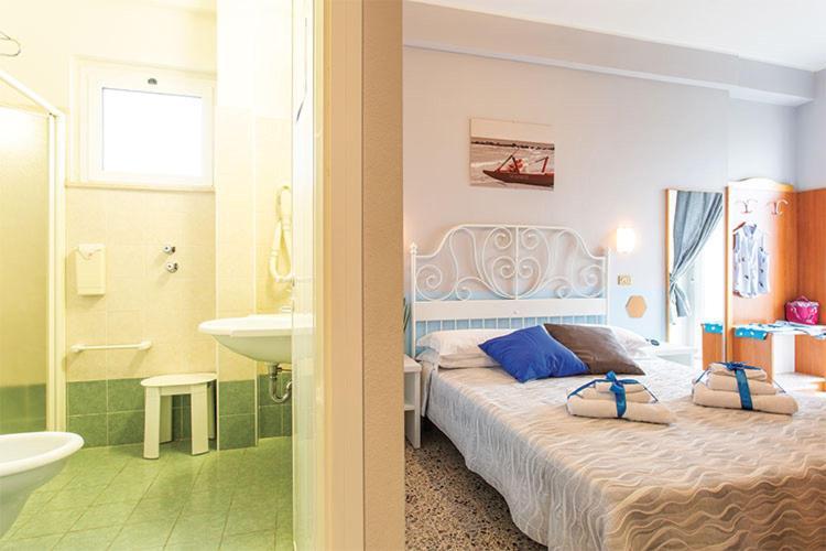 Small Double Room,966987709:JPEG