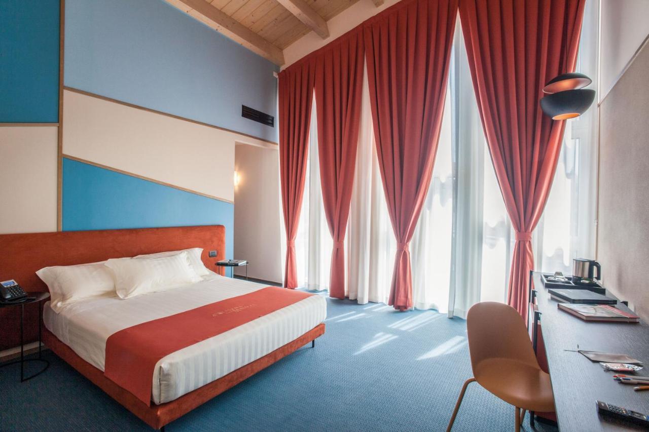 Superior Room One Queen One Single Bed Balcony Non-Smoking,970689682:JPEG