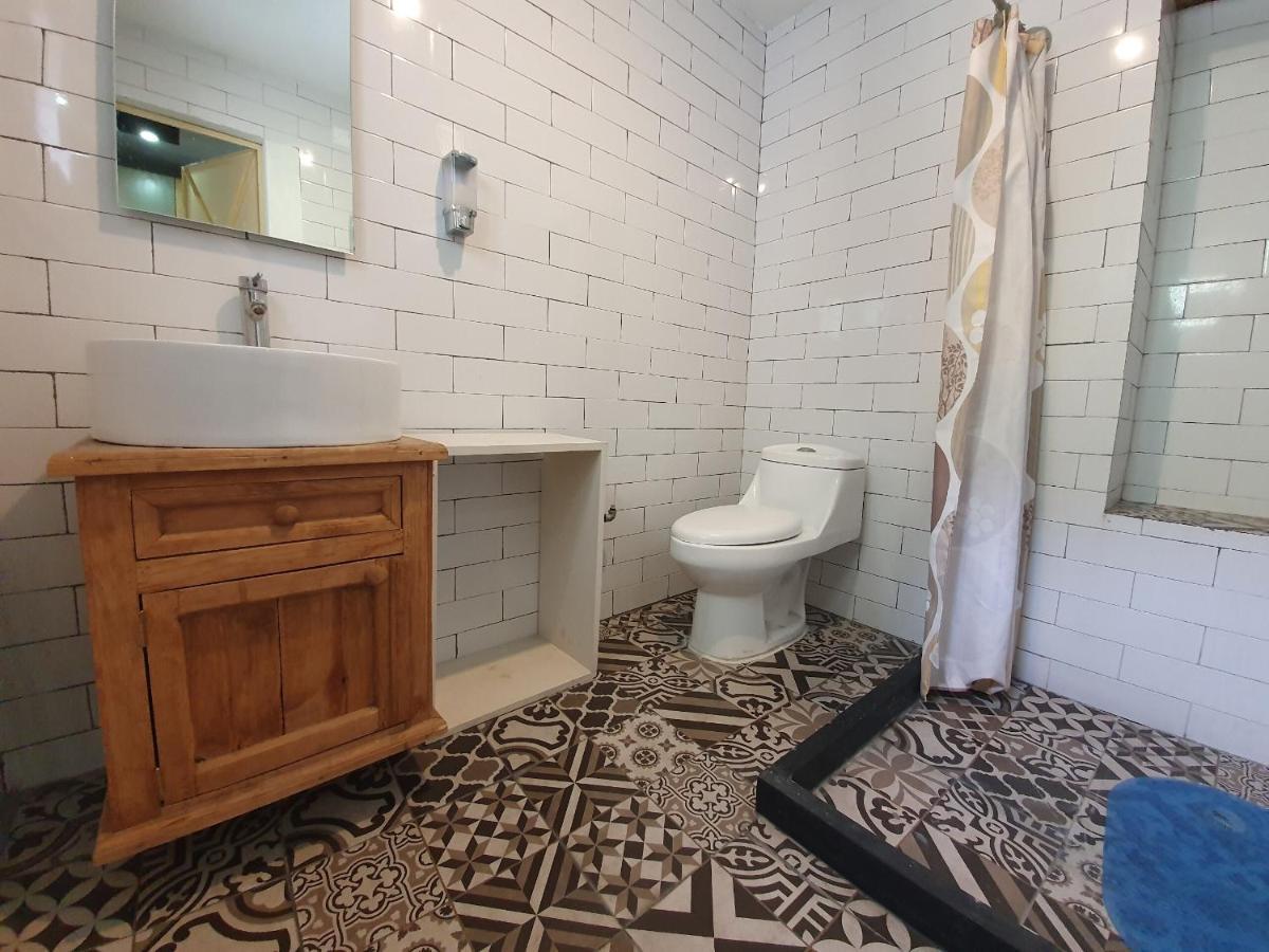 Habitación con cama extragrande y baño privado