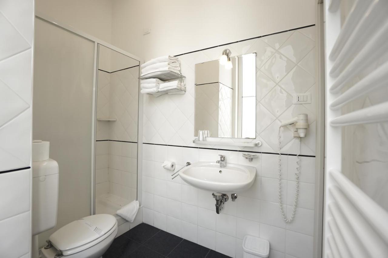 Economy Twin Room Private External Bathroom,1089726664:JPEG