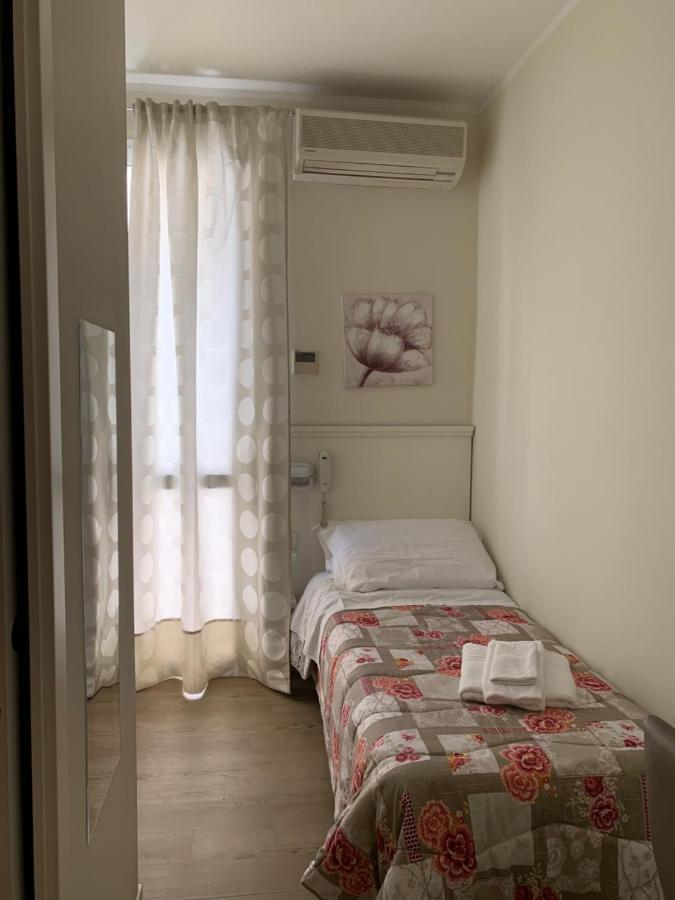 Single Room,985428451:JPEG