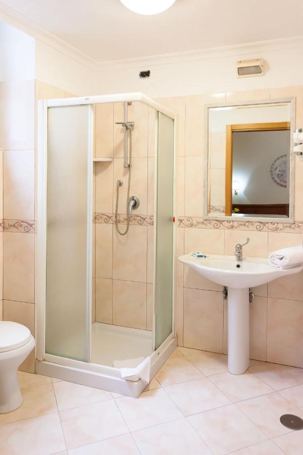Deluxe Double or Twin Room,1084633147:JPEG