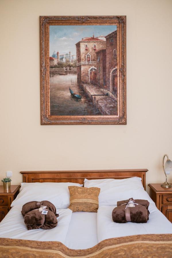 Single Room,996516799:JPEG