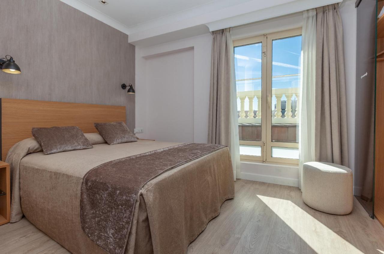 Premium Triple Room Terrace Puerta del Sol Views
