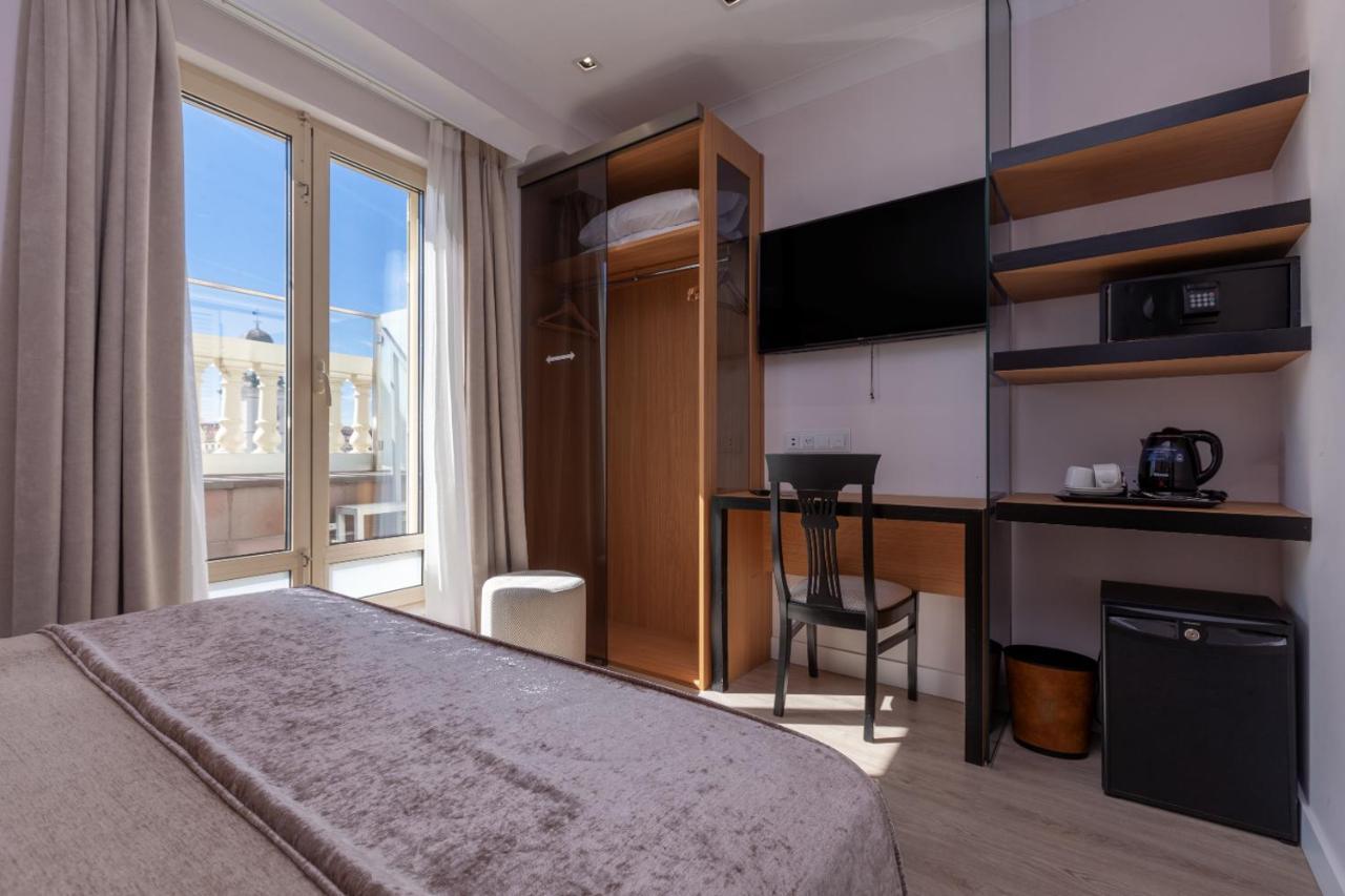 Premium Triple Room Terrace Puerta del Sol Views