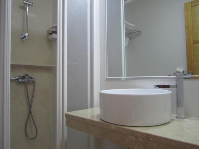Twin Room Private Bathroom,997190391:JPEG