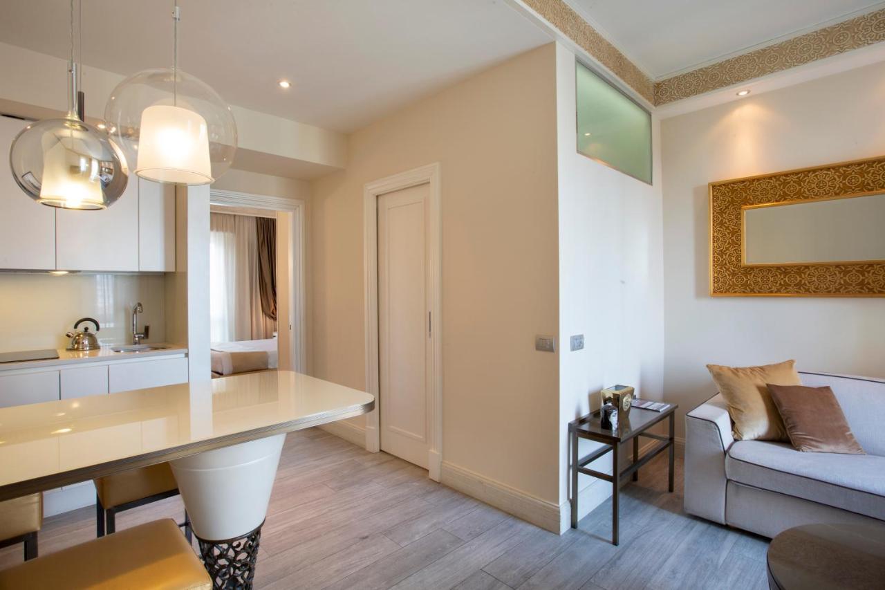 One-Bedroom Apartment Balcony City View