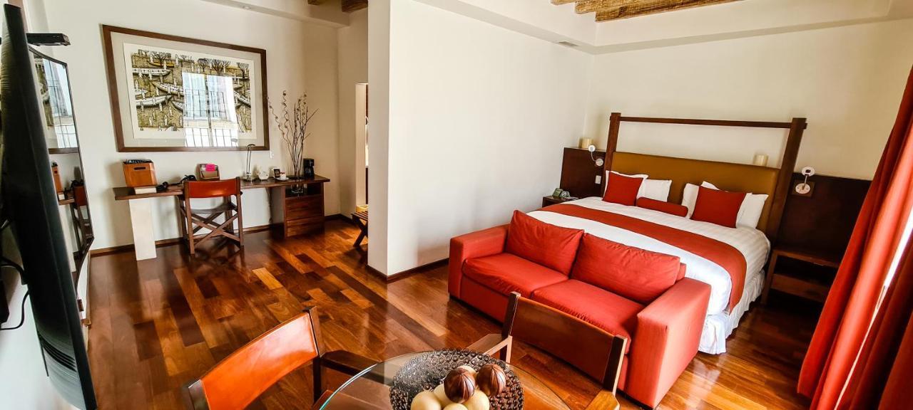 Habitación con cama extragrande.