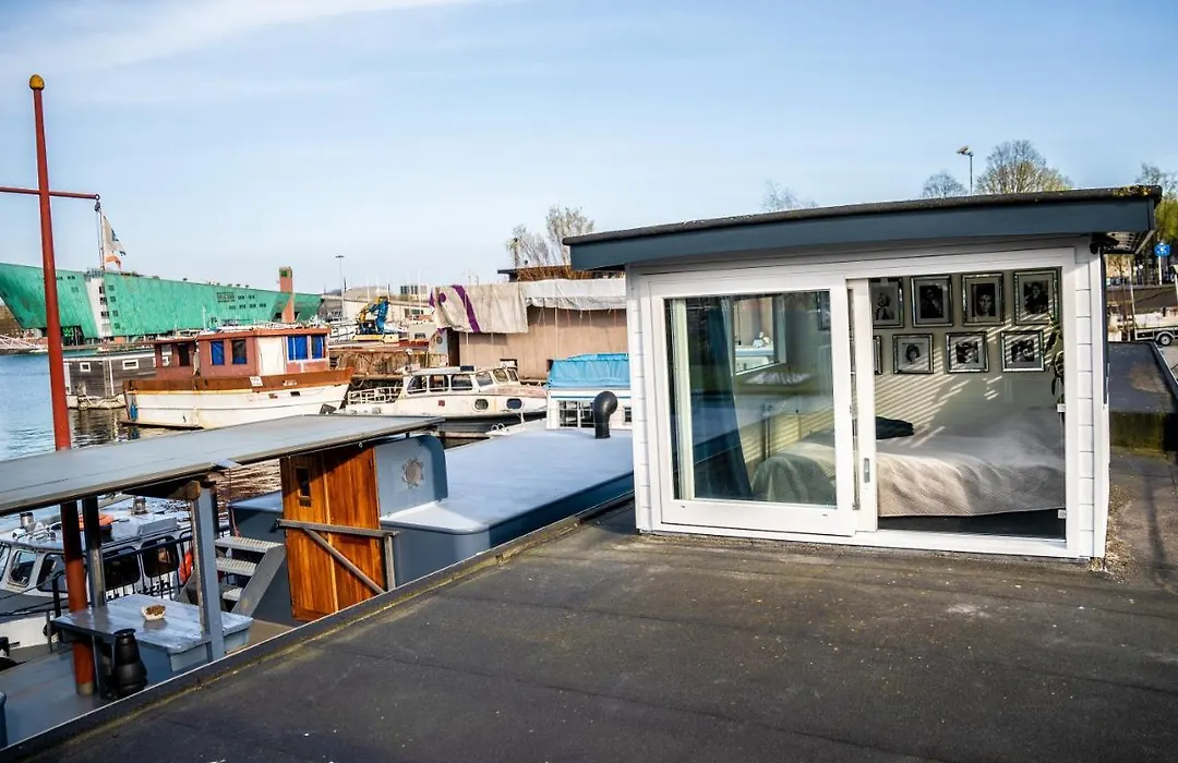 Houseboat-Amsterdam-1