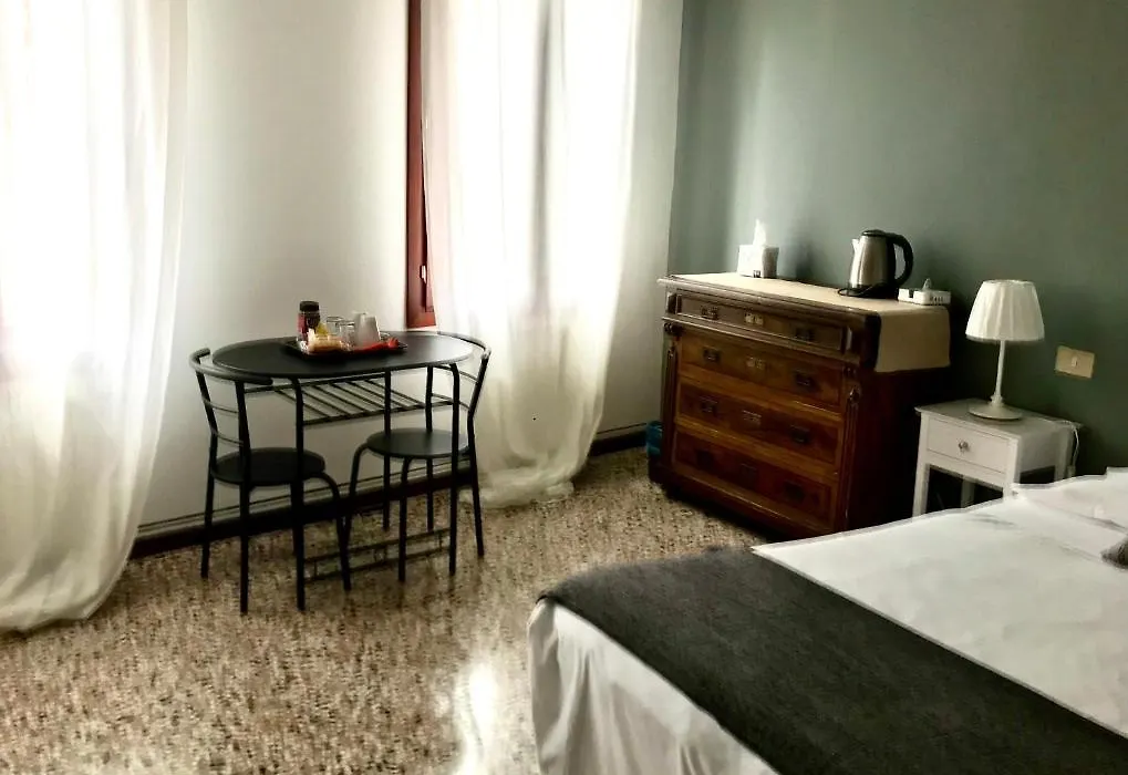 Venice And Venice Apartments - Private Rooms In Shared Apartment-1