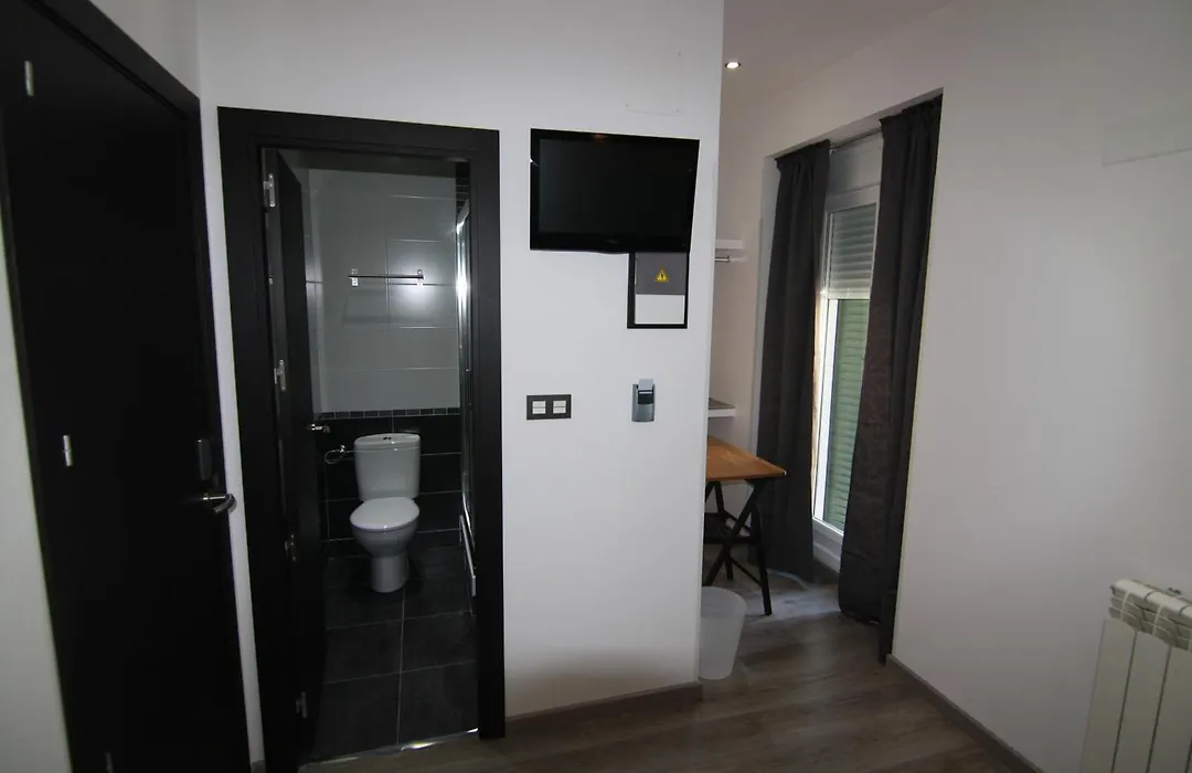 Hostal Mh Fuencarral-1