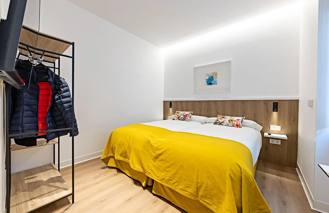 Hostal Paris-1
