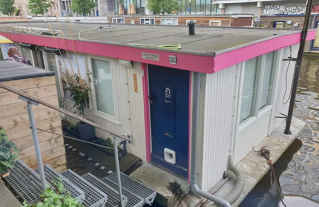 Houseboat-Amsterdam-1