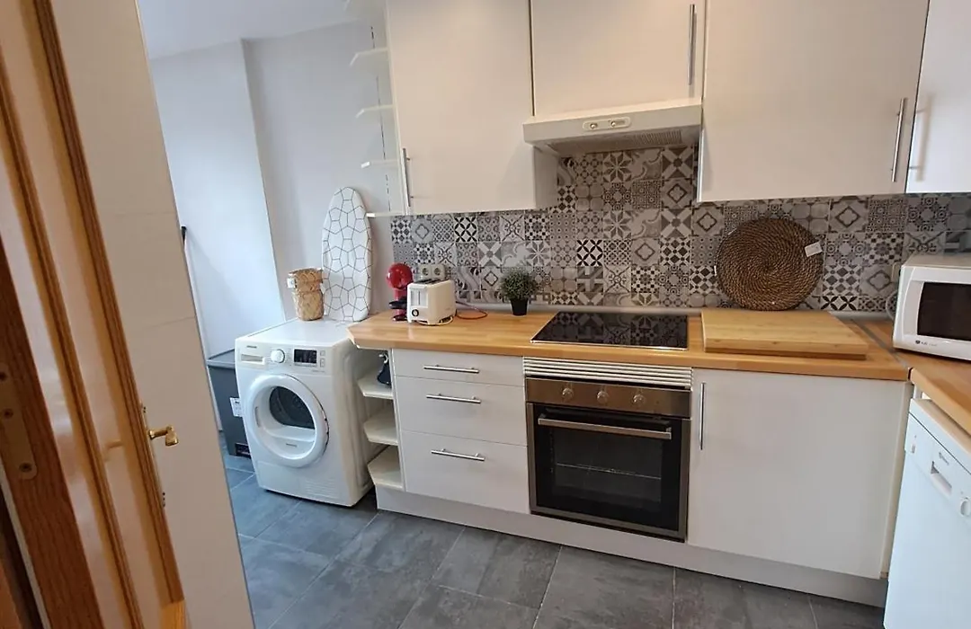 Room In Apartment - Private Room For Rent In Calle De San Bernabe-1