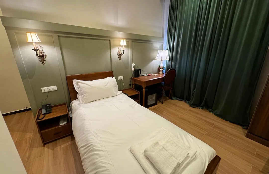 Modi Hotel-1