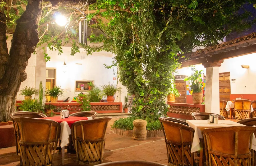 Hotel y Restaurant Embajadoras-1