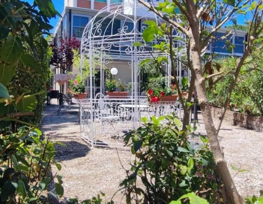 B&B Promenade Hotel Simple con Piscina-1