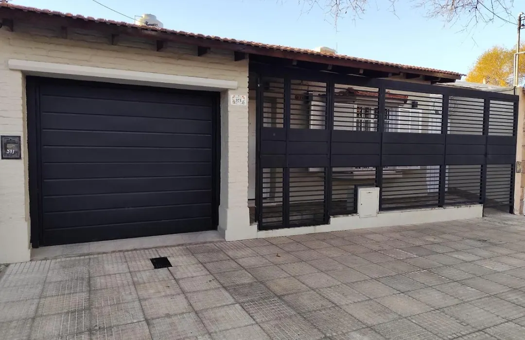 Oasis Mendoza, casa amplia, pileta privada, jardín, cochera portón automático, aire acondicionado en todos los ambientes, TU HOGAR EN LA CIUDAD-1