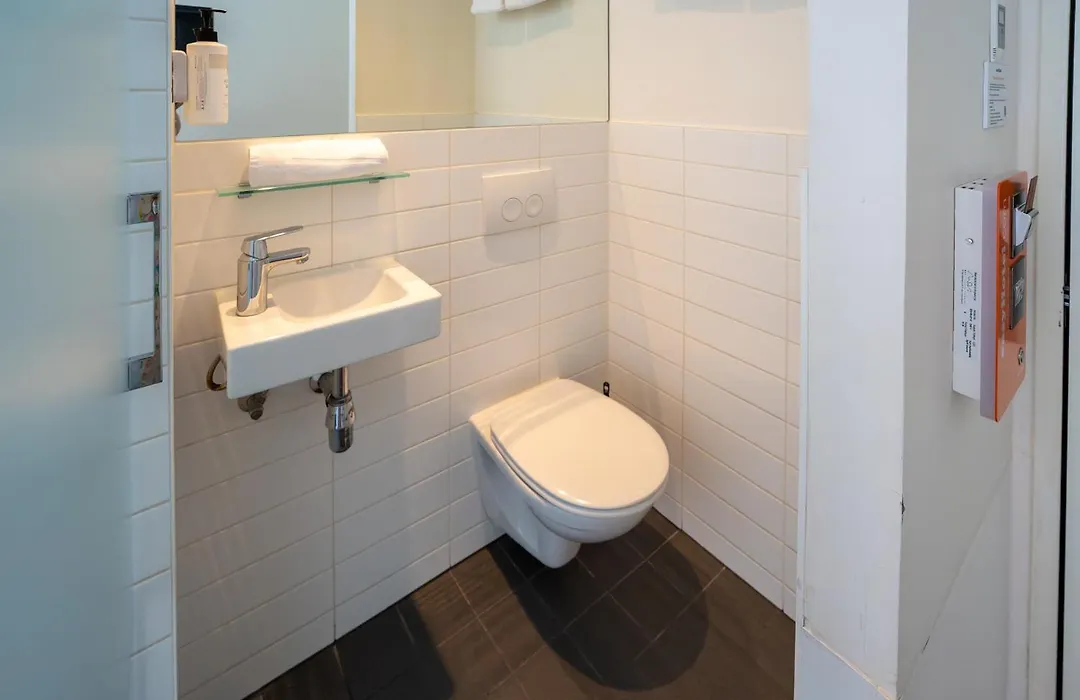 Easyhotel Amsterdam City Centre South-1