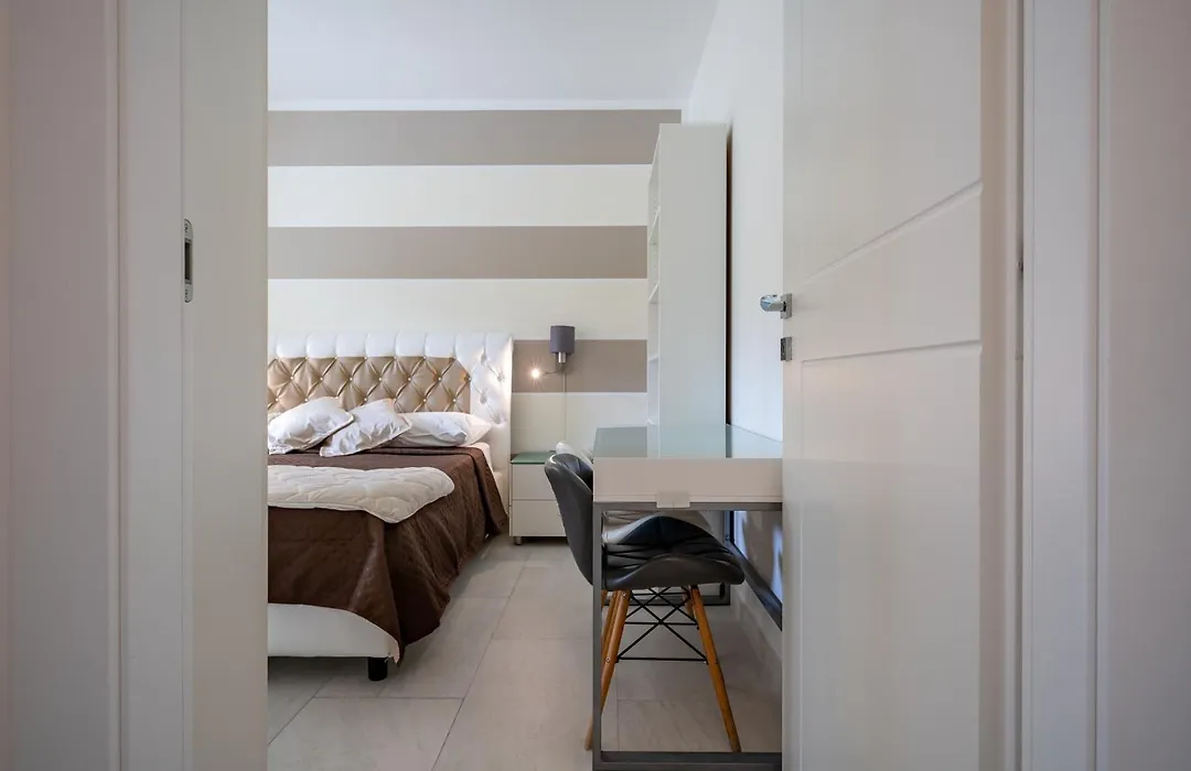 Kalbia Rooms Managed By Holydaisy - Renovated, Functional, Intimate And More-1