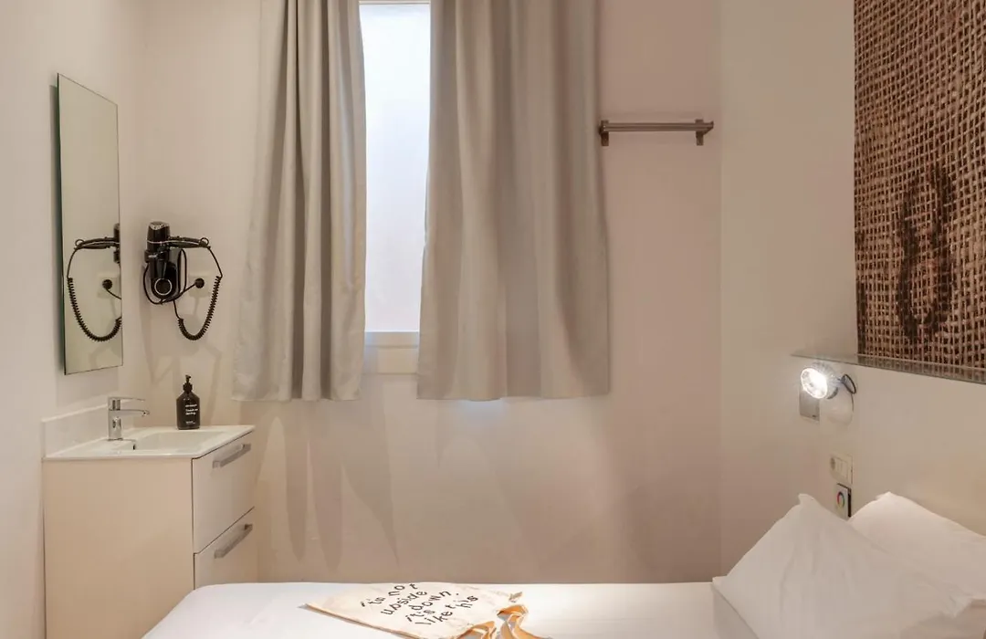 Chic&Basic Tallers Hostal-1