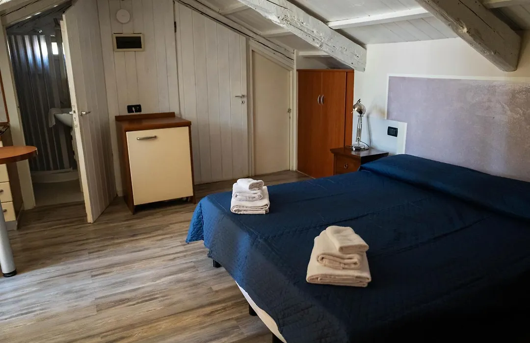 V Nice Rooms-1