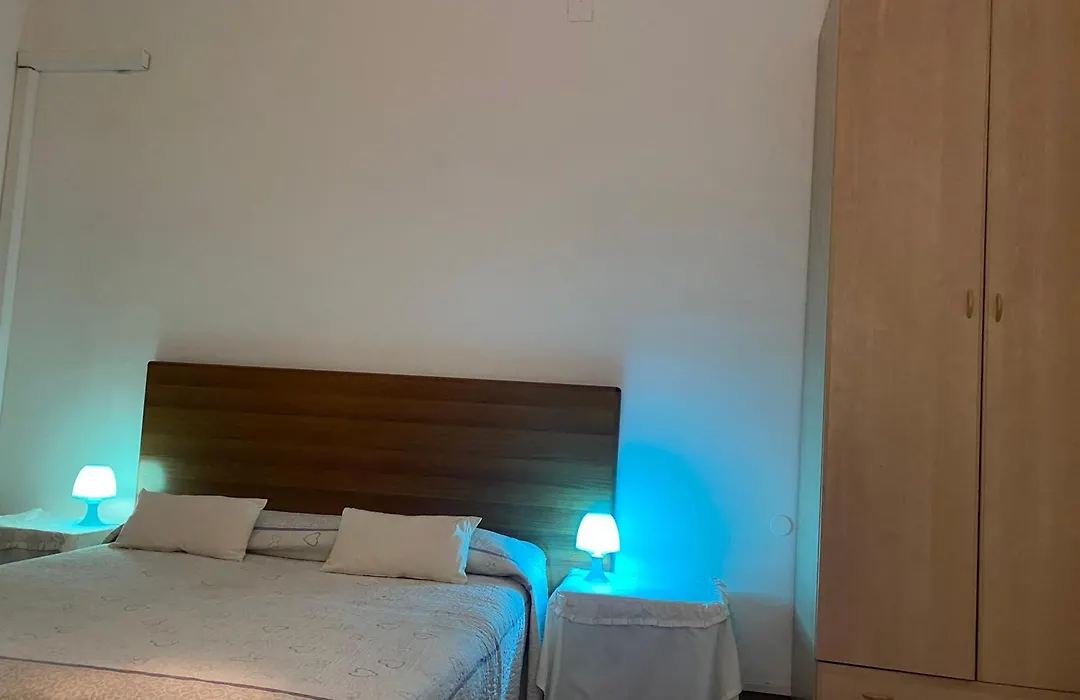 Travellers Lodge Bed & Rooms-1