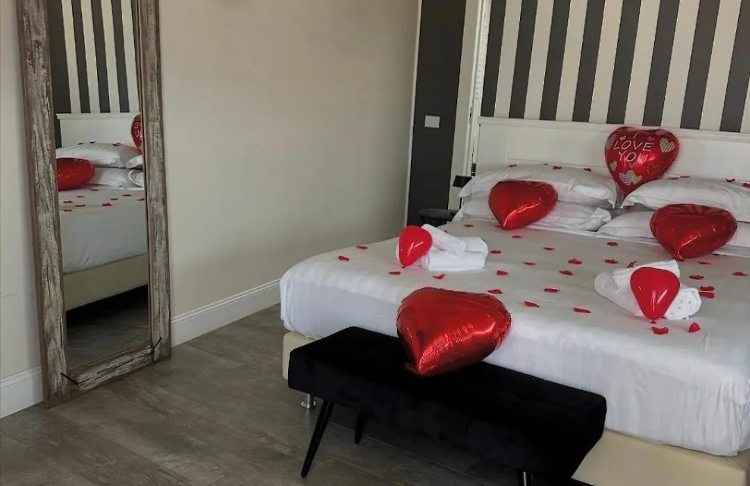 18 Dante Luxury Suites-1